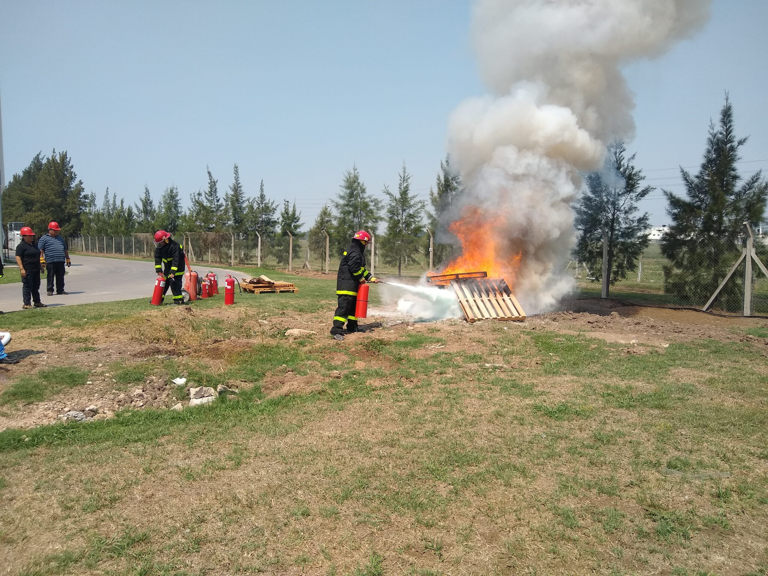 Capacitación y simulacro de incendio - brigada utilizando extintores